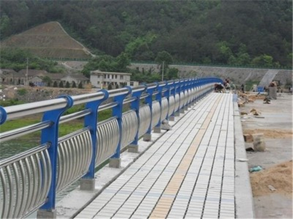 肇庆不锈钢桥梁护栏的特性及其在现代建筑中的应用